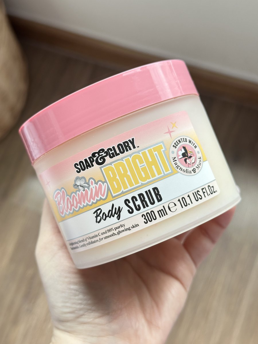 tinyreview2's tweet photo. สครับ Soap &amp; Glory เครือเดียวกับ boots สูตรนี้ใช้แล้วขาวแบบ ข๊าวววขาวววว เปิดไฟให้ผิวไม่เกินจริง แล้วตุวเนียนมากกกก ลูบแขนไปนี่ลื่นปรื้ดดด ผิวลูกคุณหนูจริงๆ ไม่เล่น กระปุกประมาณ 200 กว่าบาท https://t.co/R5VvIWGmU6
