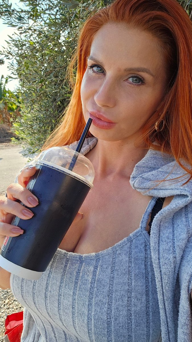 Guten Morgen mein Zuckerhase, 

Ich gönn mir erstmal einen frisch gepressten O-Saft 🥤

Starte gut und sexy in den Samstag ...

K💋ssi Bettie 

t.me/bettieballhaus…