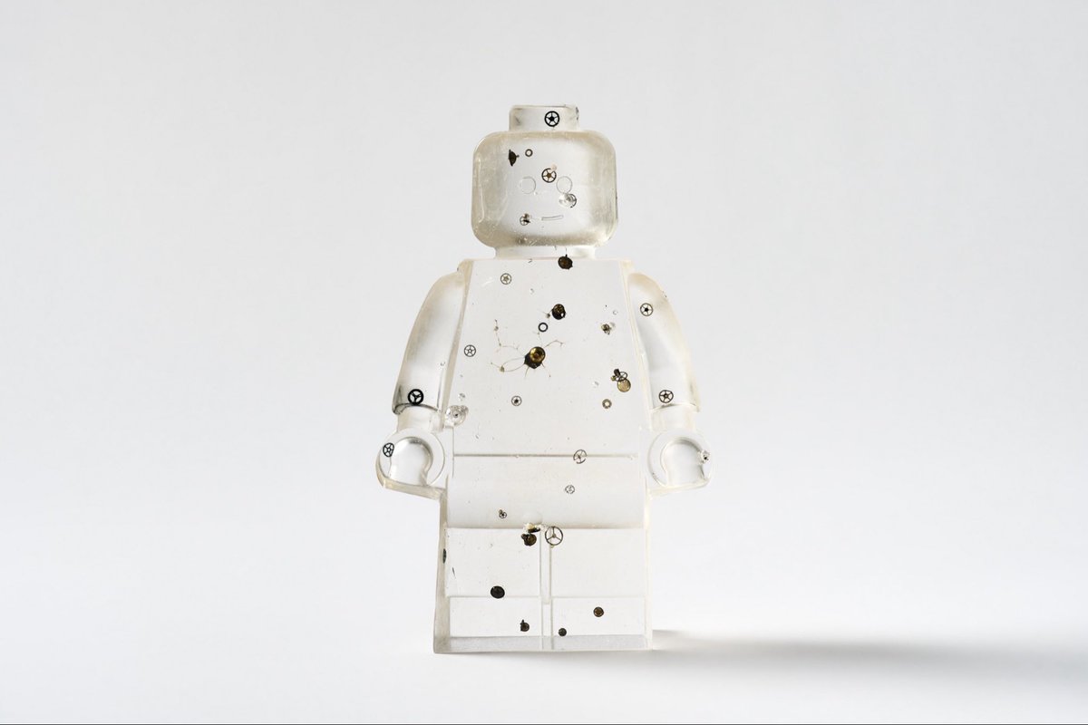 Recycling Narratives
Time and Tide Wait for None

26cm  tall
Each cast glass figure, from 4 cm to 41 cm tall, forms part of a tetraptych cast from recycled glass with watch-part inclusions.

The start of a very special series created for the Etienne Gallery at PAN Amsterdam