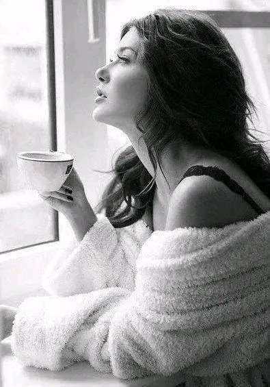 اهوى اهوى انا انا انا اهوى
يا مين يقول لي اهوى
اسقيه بايدي قهوه
انا انا انا اهوى

اهوى القمر يسكرني ضياه واقضي طول الليل وياه
يخلي قلبي في نشوه والدنيا همس ونجوى

يا مين يقول لي اهوى
اسقيه بايدي قهوه
انا انا انا اهوى

ياللي تبات الليل سهران من ايدي لو تشرب فنجان