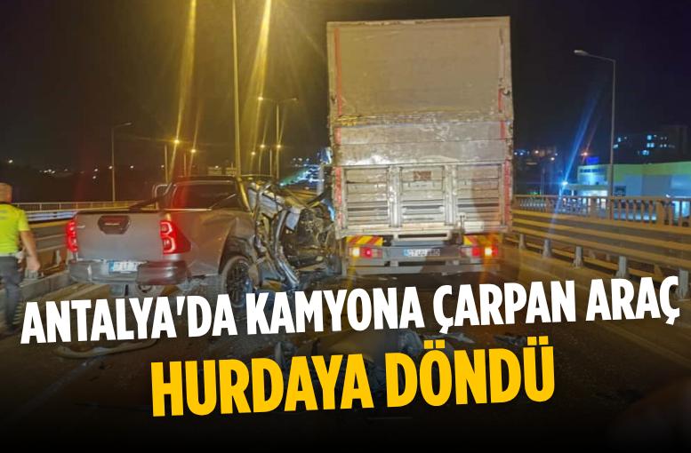 Antalya'da kamyona çarpan araç hurdaya döndü
Detaylar lidergazete.com/antalya-gunlug…