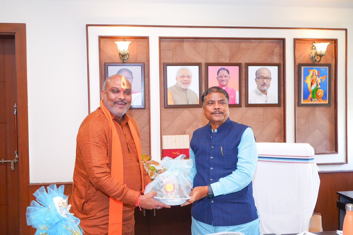 Arjun Lalit Chandrakar (@lalitbjpdurg) on Twitter photo आज माननीय मंत्री श्री <a href="/KedarKashyapBJP/">Kedar Kashyap</a> जी से भेंट कर धनतेरस की हार्दिक शुभकामनाएं प्रेषित कीं।
उनसे आत्मीय संवाद का अवसर प्राप्त हुआ और प्रदेश के विकास एवं जनकल्याण से जुड़ी विषयों पर सकारात्मक चर्चा हुई। आज माननीय मंत्री श्री <a href="/KedarKashyapBJP/">Kedar Kashyap</a> जी से भेंट कर धनतेरस की हार्दिक शुभकामनाएं प्रेषित कीं।
उनसे आत्मीय संवाद का अवसर प्राप्त हुआ और प्रदेश के विकास एवं जनकल्याण से जुड़ी विषयों पर सकारात्मक चर्चा हुई।