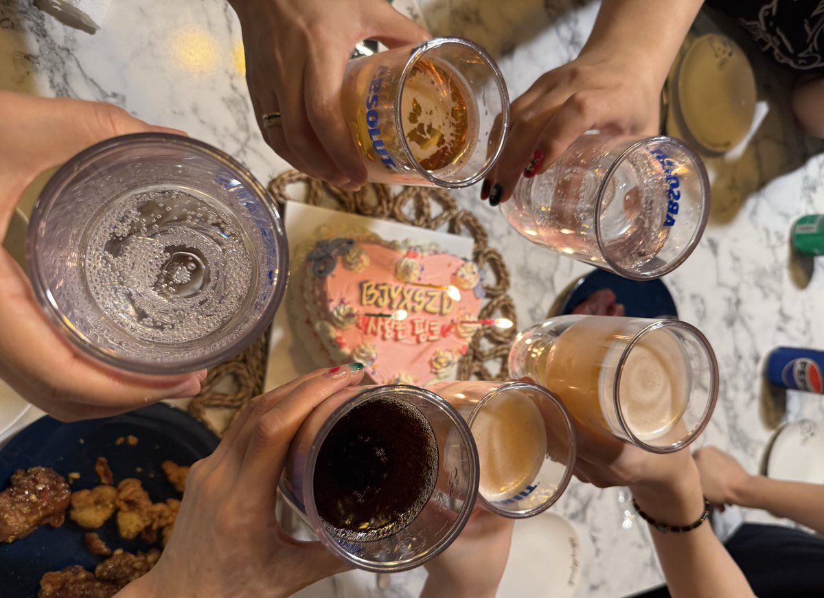 너무 재밌게 놀고 왔습니다
이쁜거 맛있는거 가득했고
끊임없는 수다와 함께 시간가는 줄 몰랐던
언제나 행복한 순간들!!