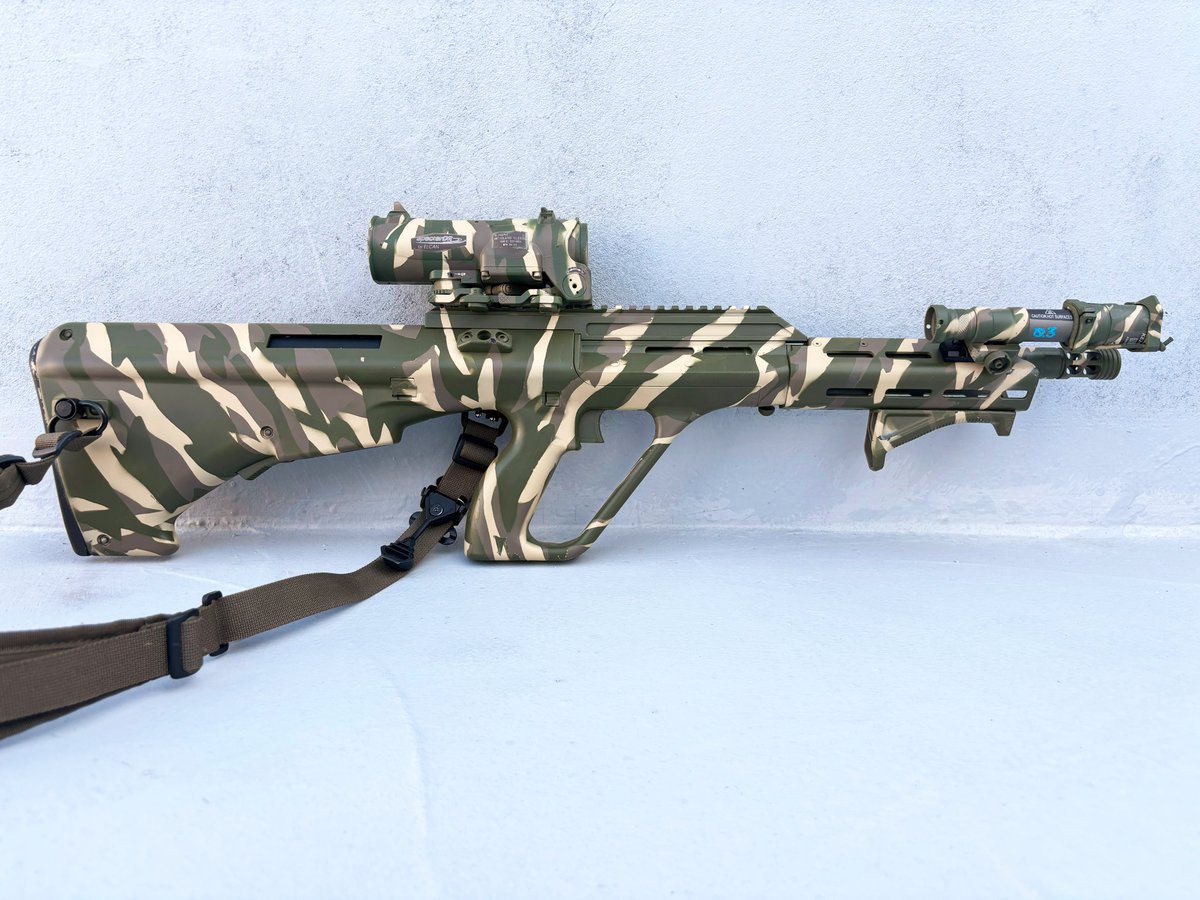 d3av12's tweet image. NOVRITSCH SSR77 A2
手に入れたばかりのAEG AUG小銃に、さっそく迷彩塗装を施して偽装してみました！

性能はかなり良い電動ガンなんです！ちょっとお高いですけど…😂　それでも大満足です！
 #NOVRITSCH #AEG #AUG #迷彩 #airsoft