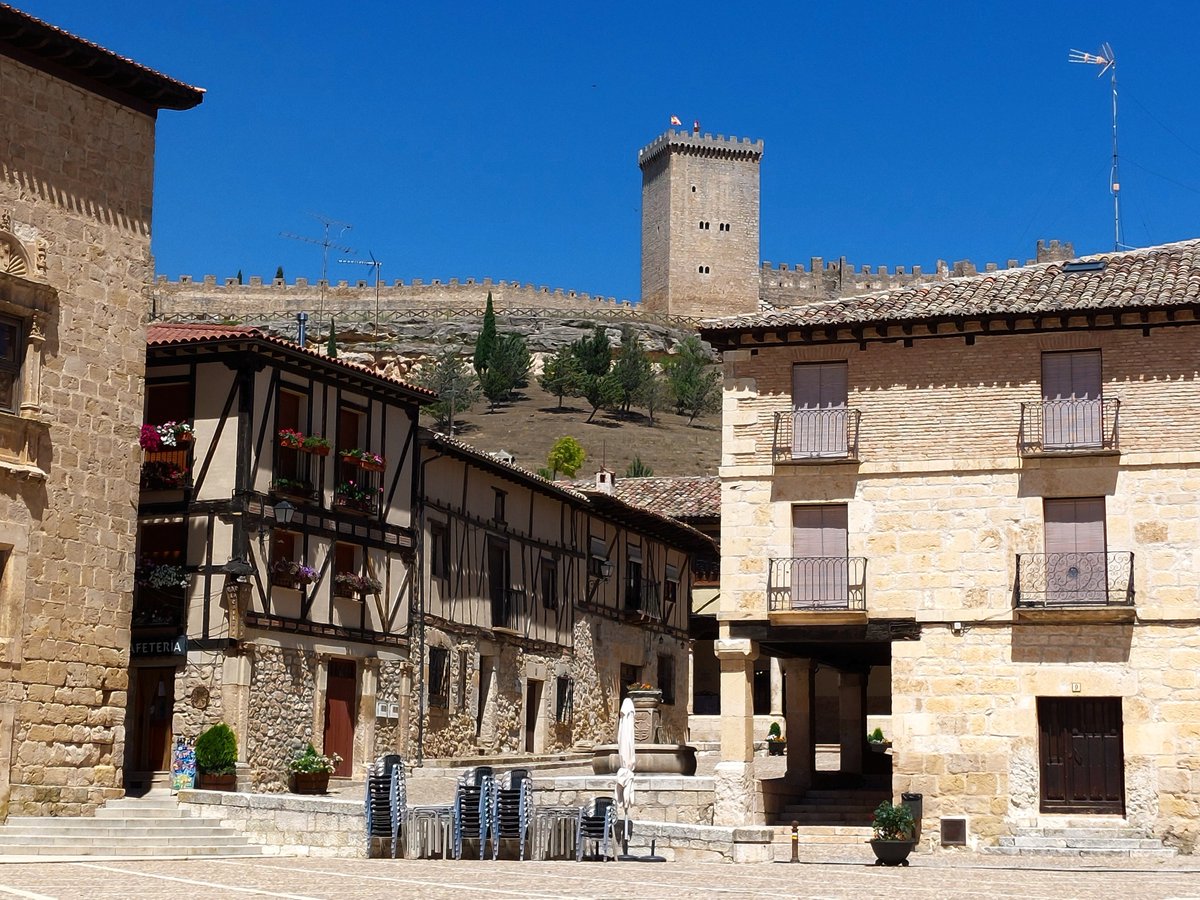 Peñaranda de Duero, Burgos. 
«Sobre una castra de rocas se eleva el señorial Castillo, cuya fundación se pierde en la noche de los siglos. Es de creer que siendo, el río Duero la frontera divisoria de moros y cristianos, éstos erigieran para su defensa una linea de