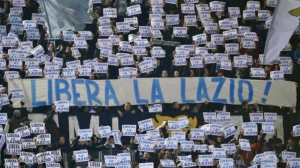 GiGiSSLazio's tweet image. Siamo arrivati a un punto in cui (finalmente) chi ancora lo sostiene, o anche solo non lo critica, viene “accerchiato” anche dai suoi stessi colleghi.
Siamo arrivati a quel punto in cui, piano piano, quasi tutti gli ex calciatori della #Lazio che lo hanno vissuto (Cesar e Fiore…