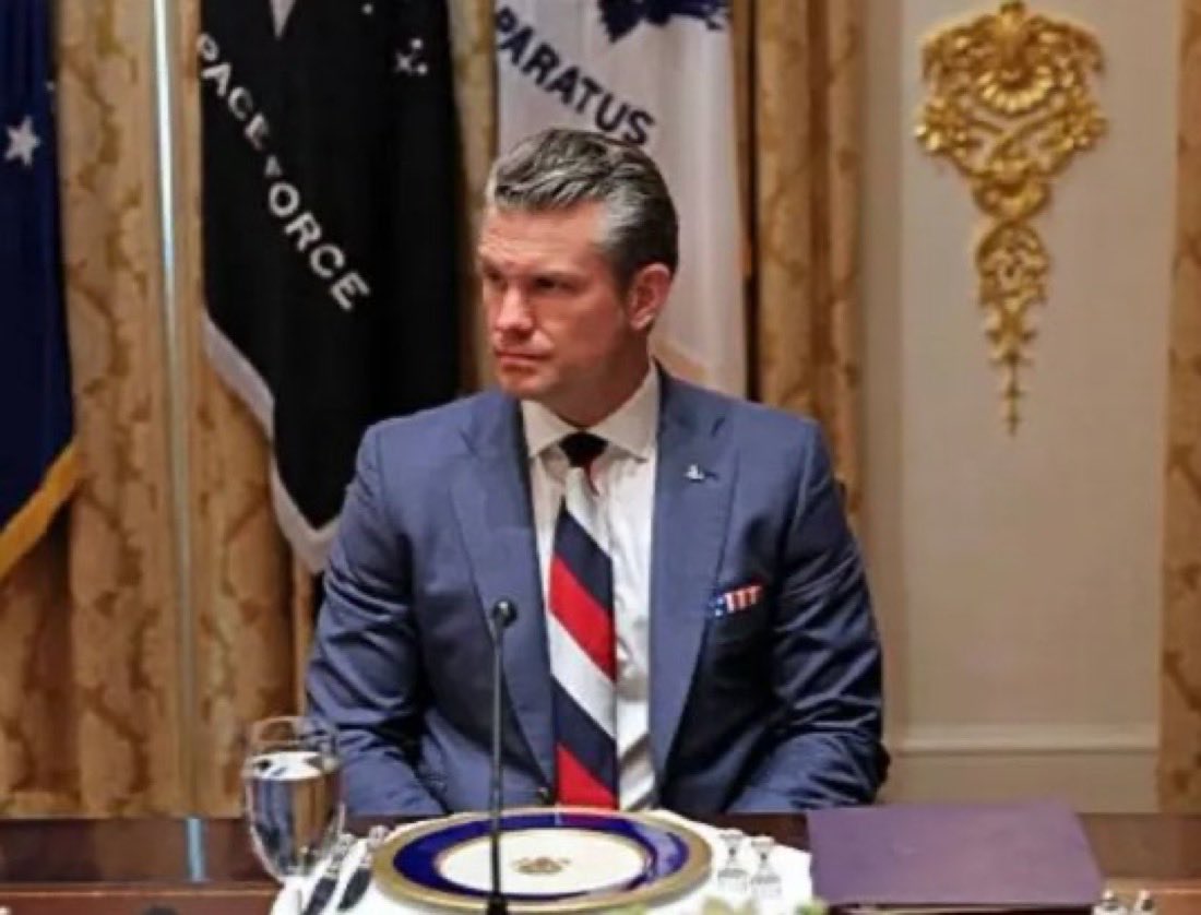 Une cravate à l'effigie du drapeau #Russe à la maison blanche, pour rencontrer #ZELENSKY. Que dire.....des Traîtres. Ces gens là sont à 🤮