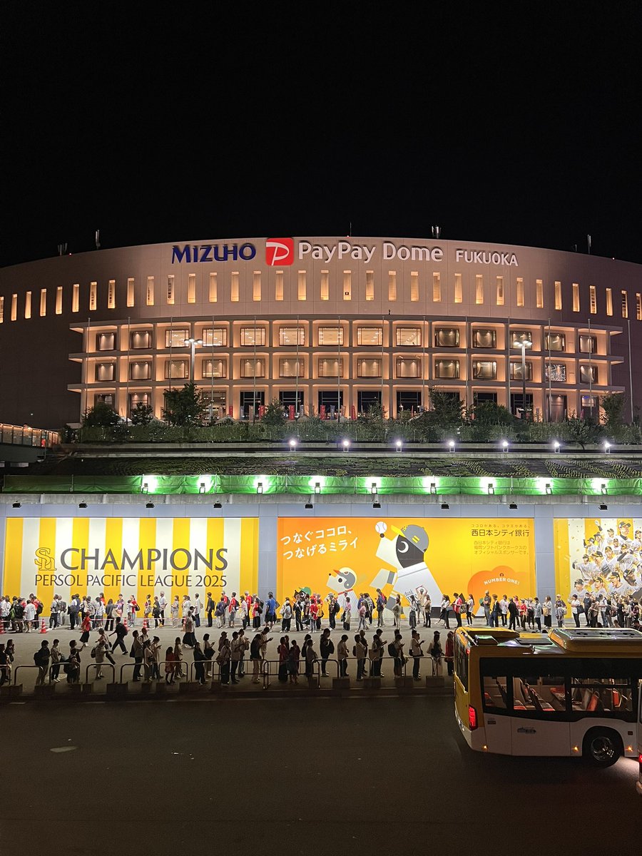 今日はドームに行けない！
悪夢を見ずに日本シリーズへ
行きましょう！⚾️しかし日ハムは
強い！昨日は試合終了後に
ファイターズ陣営へこっそりお邪魔
しました👀物凄い熱気🔥とファンの
笑顔☺️を見ていたら少しだけ
ファイターズが好きになりました⚾️
#sbhawks 
#lovefighters