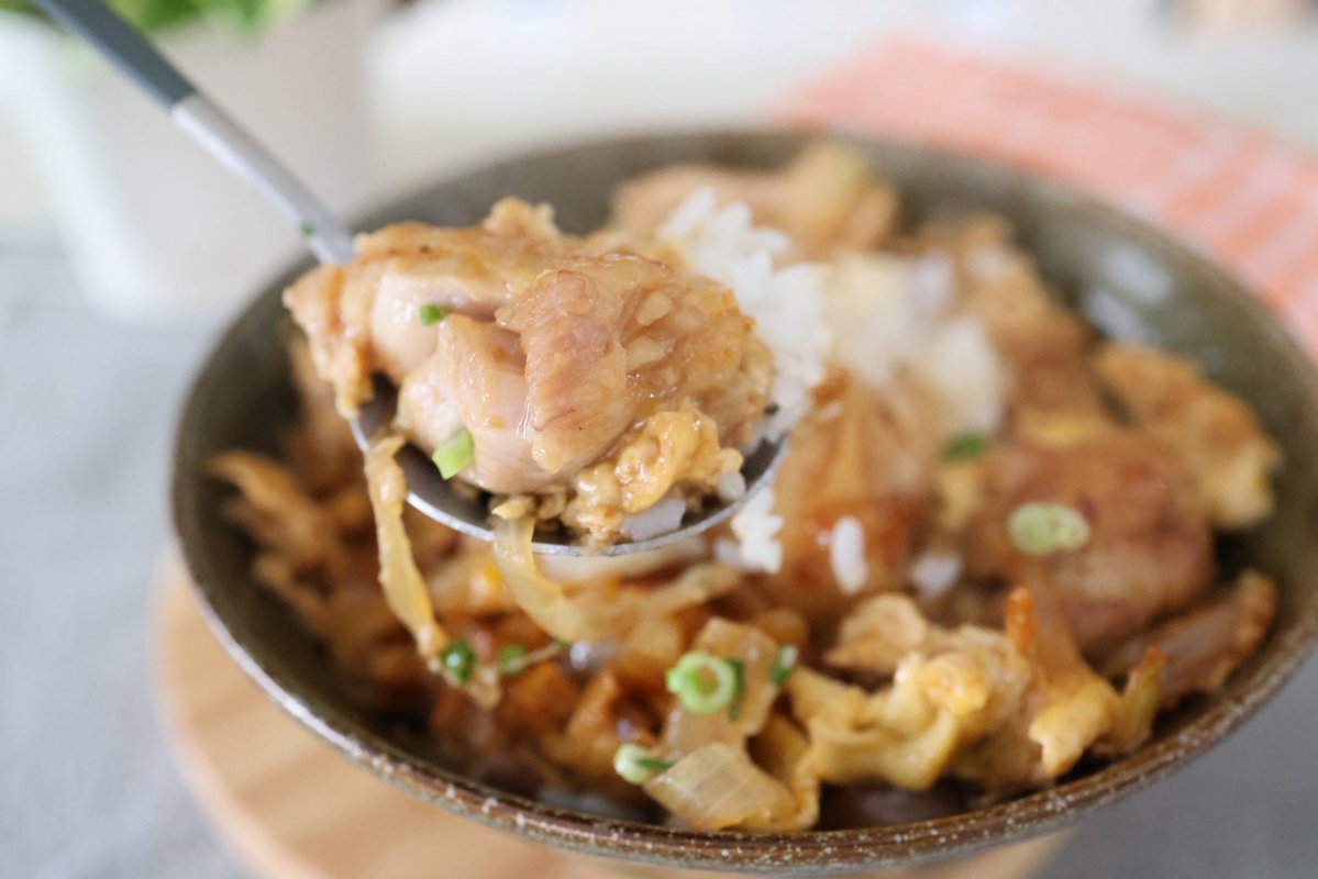 焼肉のたれとほんだしの黄金コンビで作る超お手軽なのに本格的な親子丼！
ごま油の香ばしさと焼肉のたれの甘辛だれが絶妙に絡んでご飯が止まらない！