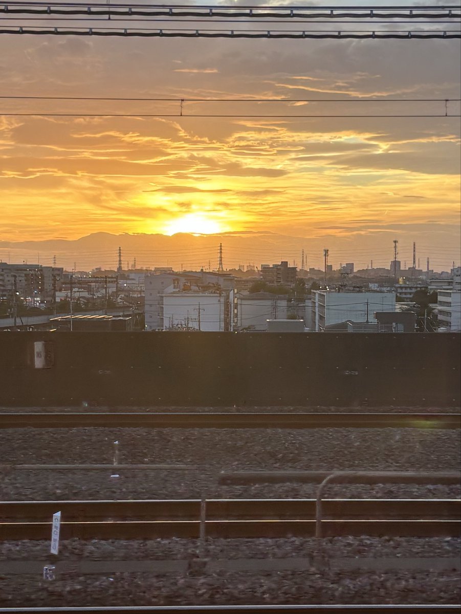 車窓から見える夕陽がきれい

不思議な達成感と
少しの物悲しさ…

ずっと忘れないよ
