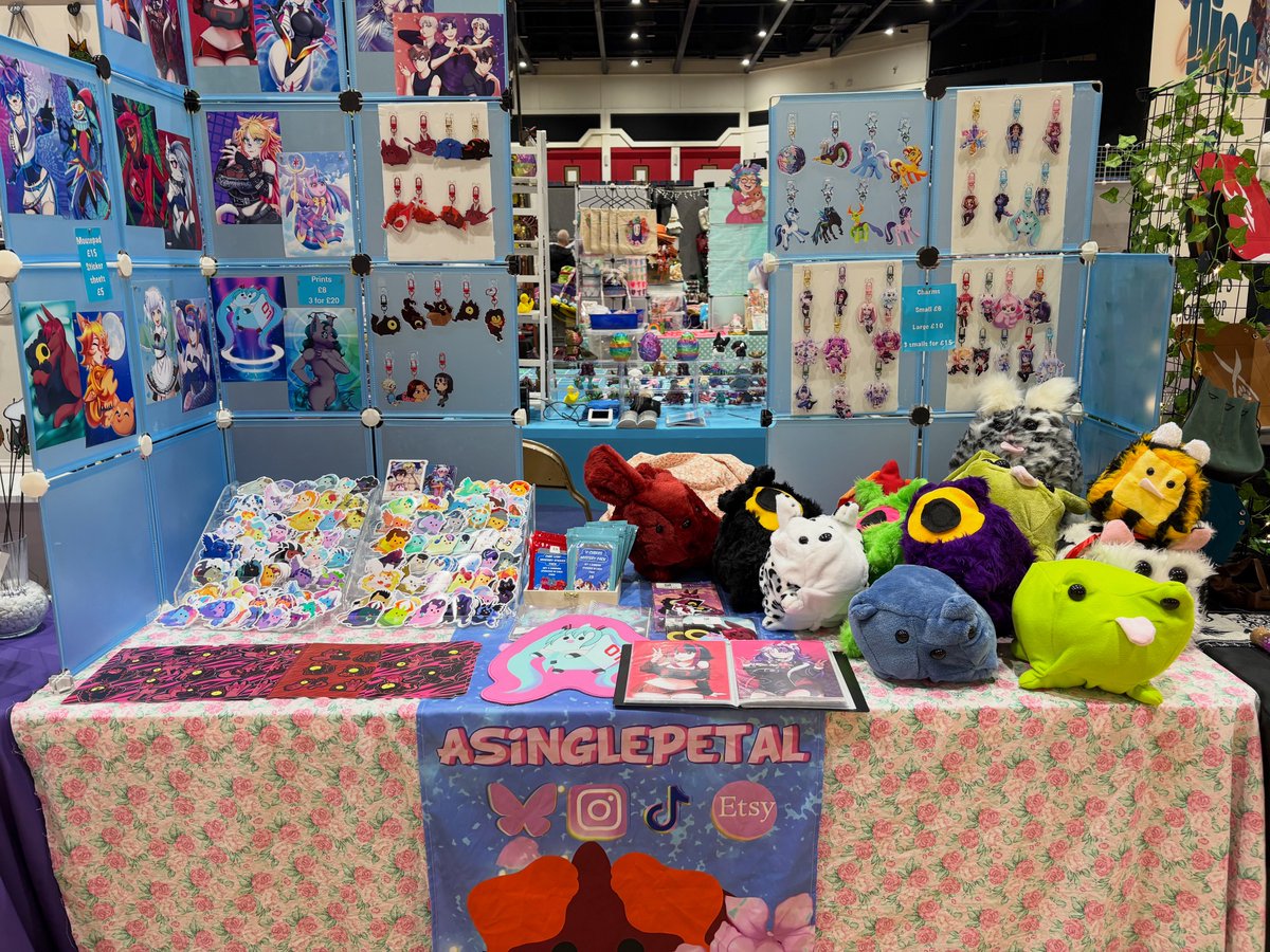 ASinglePetal's tweet photo. I’m here at #cardifffilmandcomiccon I’m near the bar at the back so get your cube cute creatures here and more! #cardifffilmandcomiccon2025 #cardiffcomiccon https://t.co/5dPqhK6W0d