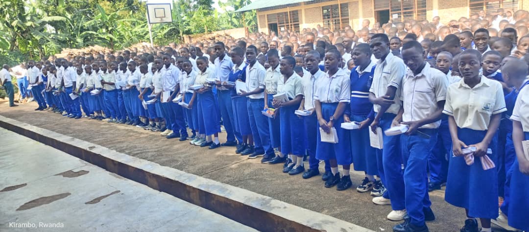 GsTyazo91183's tweet photo. Umwana ufasha!
Ituro abanyeshuri bo muri St Paul de Tyazo batanga iyo bagiye mu Misa yabo yihariye, havuyemo amakayi, amakaramu, imyambaro y'ishuri, inkweto byo gufasha bagenzi babo bakennye. Mu ntangiriro za 2025/2026 ituro ryavuyemo ibifite agaciro karenga 250.000Frw. https://t.co/6dtYIX0A5U