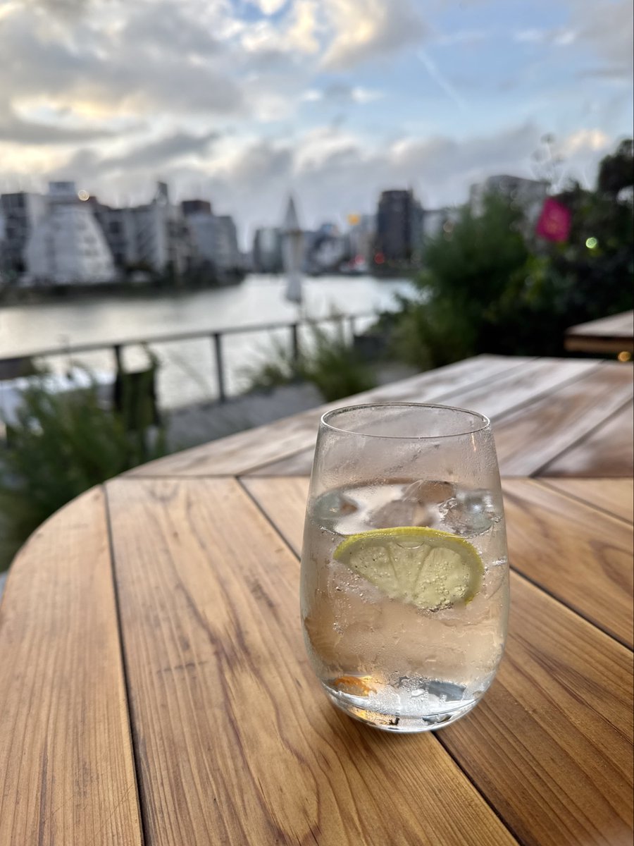 kf0114's tweet image. バルウォーク福岡5軒目はGohGanでまずはカルダモンハイボール！このロケーション🥰