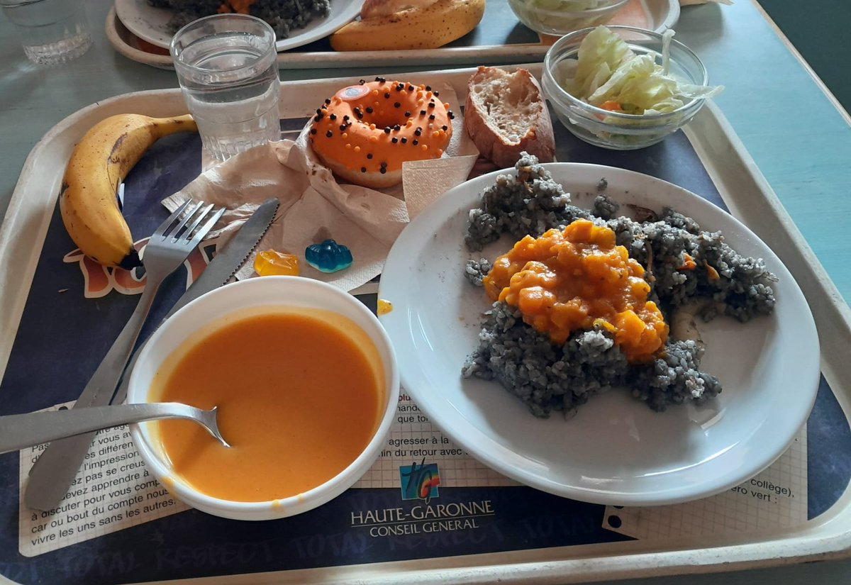 Pour monstrueusement clôturer cette période, ambiance d'Halloween au self du <a href="/Clg_HAuclert/">Collège Hubertine AUCLERT</a> ! Déco et menu délicieusement effrayants, élèves ravis. Un grand bravo à notre équipe de cuisine ! Bonnes vacances d'automne à tous. <a href="/actoulouse/">Académie de Toulouse</a>