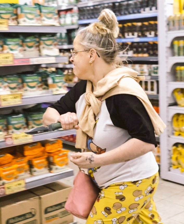 🔪Es bioquímica, no padece trastornos mentales, tiene una familia  como la tuya...
Su problema fué el consumo, 
pero no de sustancias, tuvo una sobredosis de La Nación +, A24 y TN 📺