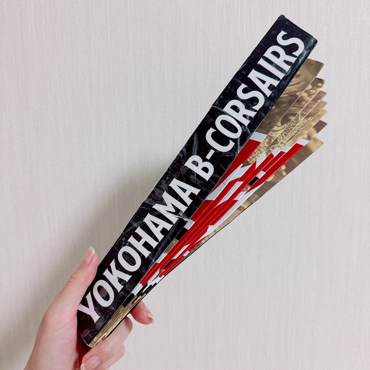 ビークラップ初めて補強してみた！
すでに3試合目で引きちぎってボロボロだけど、テーピングしたらまだまだ大丈夫そう！明日もこれで応援する！ビーコルちゃんも大丈夫！心引きちぎられるような負けが続いてもすぐ、あっうちのチーム最強かも🤔って思わせてくれるの知ってるから！明日もゴービーコー🔥