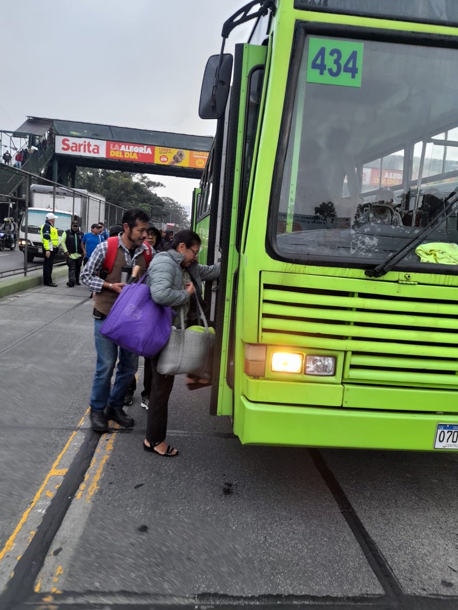🚨Atendiendo de forma inmediata la situación de la Pasarela en Estación Javier, hemos desplegado buses convencionales gratuitos para facilitar la movilidad de los usuarios afectados en el sector.

 #CulturaTransmetro #MuniGuateAlFrente #TraficoGT