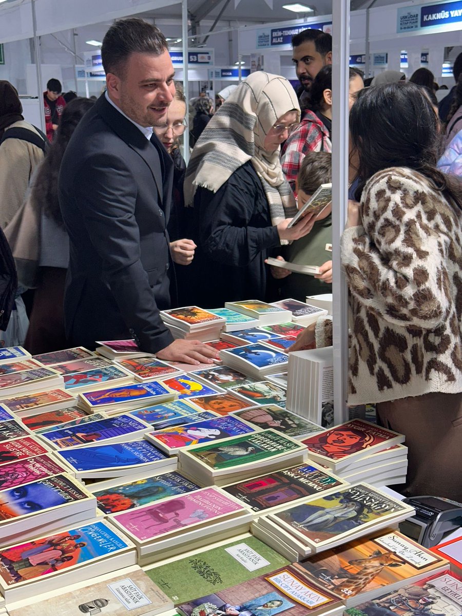 Bugün Üsküdar Kaymakamlığı tarafından düzenlenen Kitap Fuarı’na katılım sağladım.
Fuar kapsamında yayınevleri ve ziyaretçilerle verimli sohbetler gerçekleştirdik.

Okuma kültürünü güçlendiren, kitap sevgisini büyüten bu tür etkinliklerin çoğalması dileğiyle; emeği geçen herkese