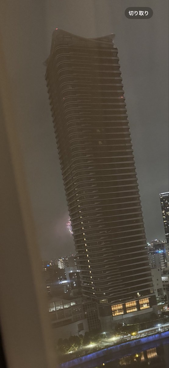 umedango27's tweet image. 出張気絶小屋を呼んでｳｯﾄﾘラとトロ突き上げちょりましたところ、とんでもなぁ〜イ（ク）🥵💕爆音でボンボコボンボコ唸り上げるものですから何かと飛び起きたらｺﾘだわエ🏙️🎇見えるCA4LA🎩🌹？日本の夏の風物詩【花火】見える訳ないやろ（ﾋｷ）ガエ（ﾙ）😡💢🐸

高層ビルヂングの弊害です㌔？