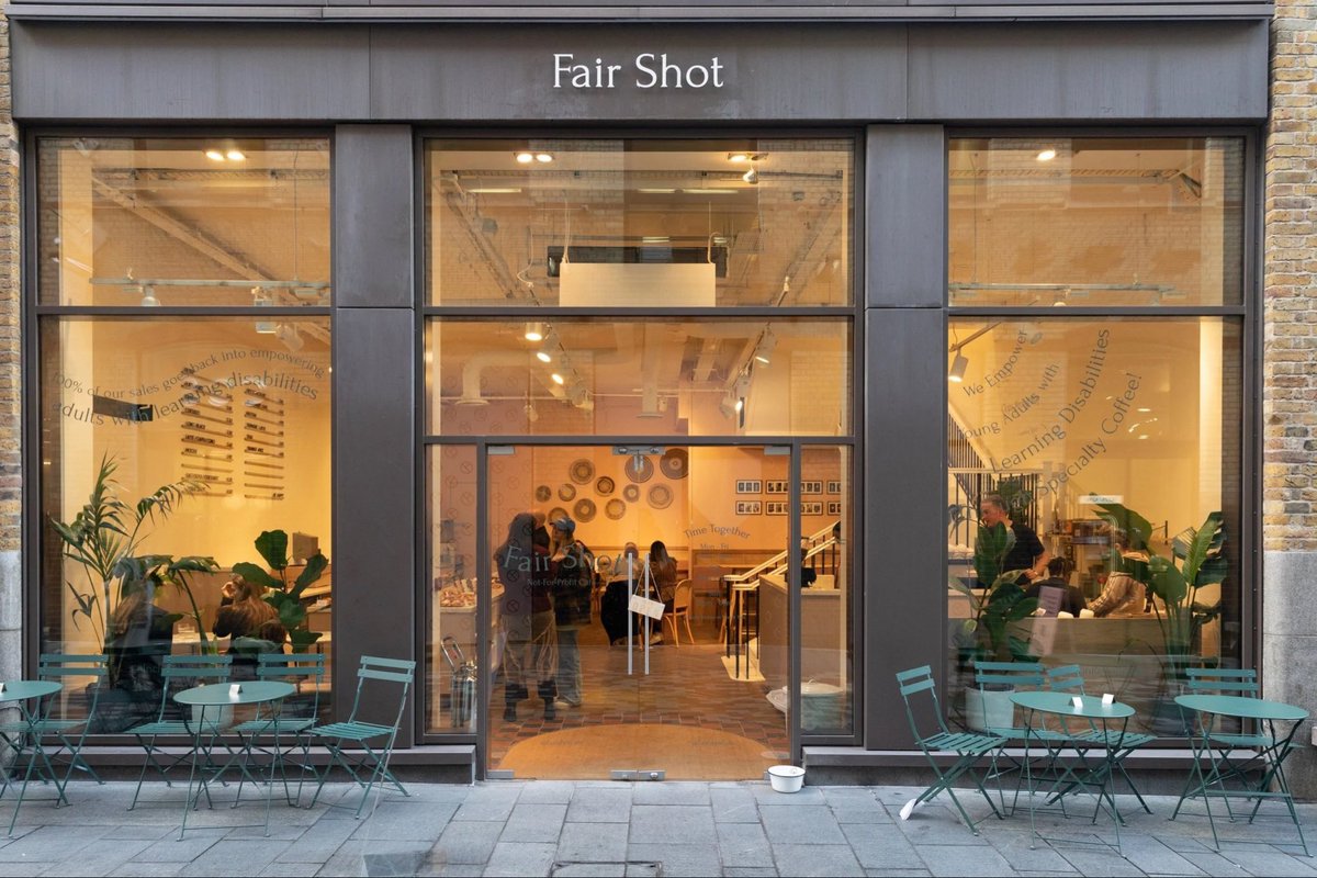 w2me's tweet photo. هل يمكن أن يكون مقهى منظمة خيرية؟

Fair Shot Café هو مقهى اجتماعي ومنظمة خيرية مسجلة في المملكة المتحدة، يعمل كمقهى مميز بخدماته ومنتجاته، وفي الوقت نفسه منصة تدريبية وفرص عمل حقيقية للشباب البالغين الذين يعانون من صعوبات تعلم و/أو التوحد.  
يقع في قلب لندن (Covent Garden) ويقدم خدمات مقهى عادية — قهوة مختصة، مأكولات خفيفة، أجواء حديثة — لكن خلف هذا المظهر قصة أعمق بكثير.  

المؤسس والدافع
المقهى تأسس بفكرة من Bianca Tavella. نشأت محاطة بأشخاص لديهم صعوبات تعلم، وقررت تحويل هذا الحافز الشخصي إلى مشروع عملي لمكافحة البطالة العالية بين هذه الفئة.  
منذ بدايته (2019 تقريباً)، عملت على إعداد نموذج يجعل سوق العمل أكثر شمولاً.  

كيف يعمل البرنامج؟  
• يُختار 12 إلى 15 متدرباً سنوياً (أعمارهم 18-25 تقريباً) من ذوي صعوبات التعلم أو التوحد.  
• يقضون عادة أربعة أيام أسبوعياً في المقهى يتعلمون العمل (الضيافة، التحضير، التواصل مع الزبائن، تشغيل آلات القهوة، إلخ)، ويوماً في الكلية أو التعليم المكمل في الإدارة والمحاسبة.  
• بعد انتهاء البرنامج، ينتقلون إلى وظائف مدفوعة بالتعاون مع مؤسسات توظيف شريكة، مع دعم ما بعد الوظيفة لضمان الاستمرار.  

الاحصاءات والأثر
اليوم، يُدرّب Fair Shot عشرات المتدربين سنوياً على مهارات الضيافة والتواصل والعمل ضمن فريق، ثم يساعدهم على الحصول على وظائف مدفوعة في مؤسسات شريكة.

أكثر من 90% من الخريجين أصبحوا “جاهزين للعمل” وبدأوا حياة جديدة مليئة بالكرامة والاستقلال.

☕ في Fair Shot، كل فنجان قهوة يعني “فرصة عادلة” لشخص كان ينتظرها منذ زمن