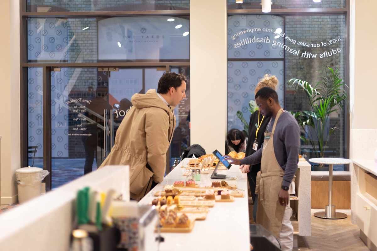 هل يمكن أن يكون مقهى منظمة خيرية؟

Fair Shot Café هو مقهى اجتماعي ومنظمة خيرية مسجلة في المملكة المتحدة، يعمل كمقهى مميز بخدماته ومنتجاته، وفي الوقت نفسه منصة تدريبية وفرص عمل حقيقية للشباب البالغين الذين يعانون من صعوبات تعلم و/أو التوحد.  
يقع في قلب لندن (Covent Garden) ويقدم