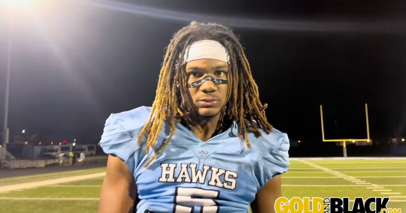 DubJellison's tweet image. From last night: #Purdue commit and Hillcrest (Ill.) defensive end Max Carmicle flashes potential in big win. A breakdown on GoldandBlack.com 

on3.com/teams/purdue-b…