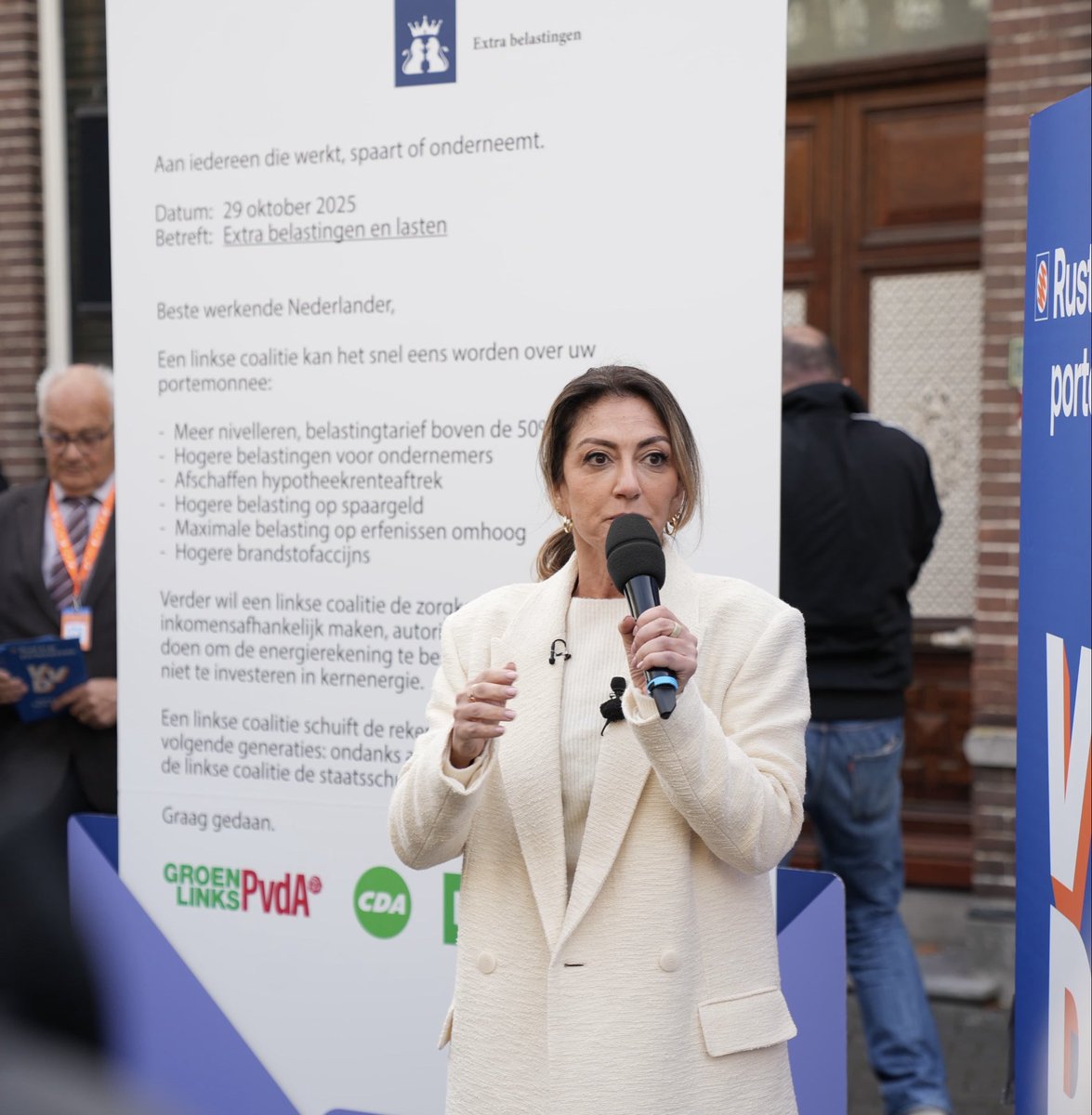 Angstzaaiers bij de VVD. Voor een eerlijker Nederland schaf je de HRA af en geef je dat via belasting weer terug maar dan aan iedereen.
Belasting op vermogenden is ook eerlijk. Zij hebben ook het meest van het landsbeleid geprofiteerd.