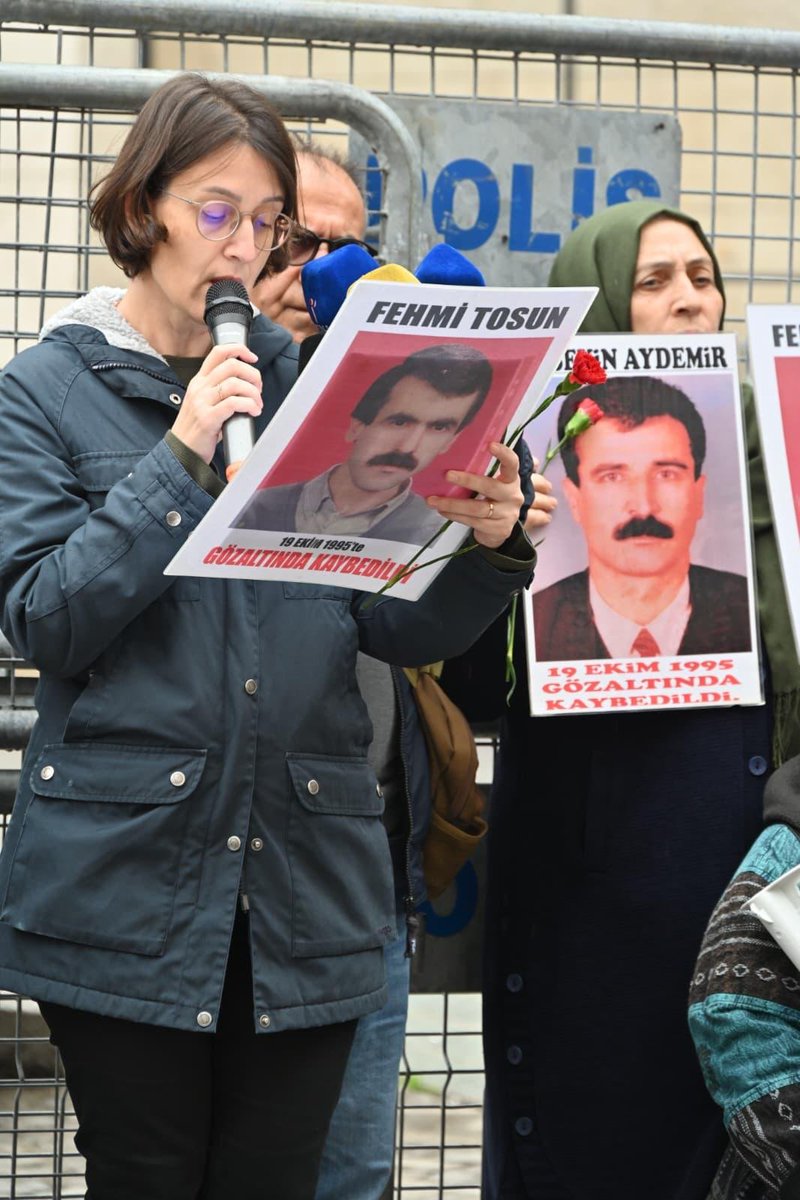 1073.haftamızda, inkârın, cezasızlığın ve şiddetin gölgesinde, üç kuşaktır hakikat ve adalet mücadelesi yürüten Tosun Ailesi ile birlikte soruyoruz: Fehmi Tosun nerede?
#CumartesiAnneleri1073Hafta