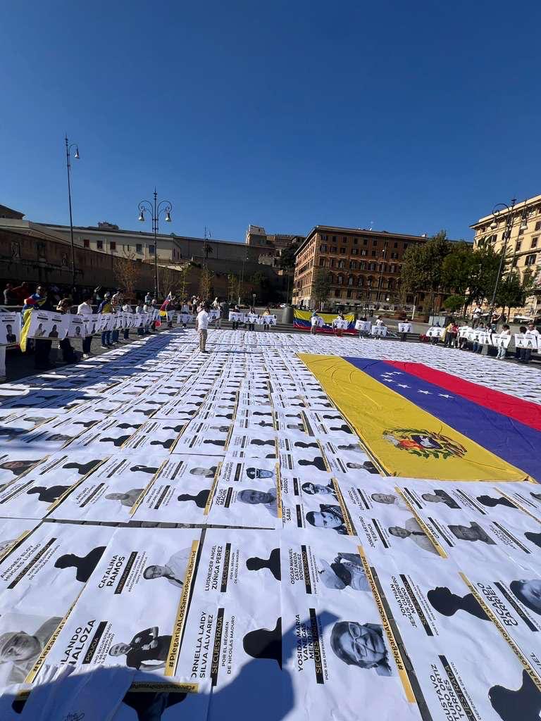🔴 #AlertaSinMordaza | Activistas venezolanos alzan la voz en el Vaticano por la libertad de más de 800 presos políticos.

Desde Roma, exigen justicia y fin de la represión, a un día de la canonización de José Gregorio Hernández y Carmen Rendiles.

#CanonizaciónSinPresosPolíticos