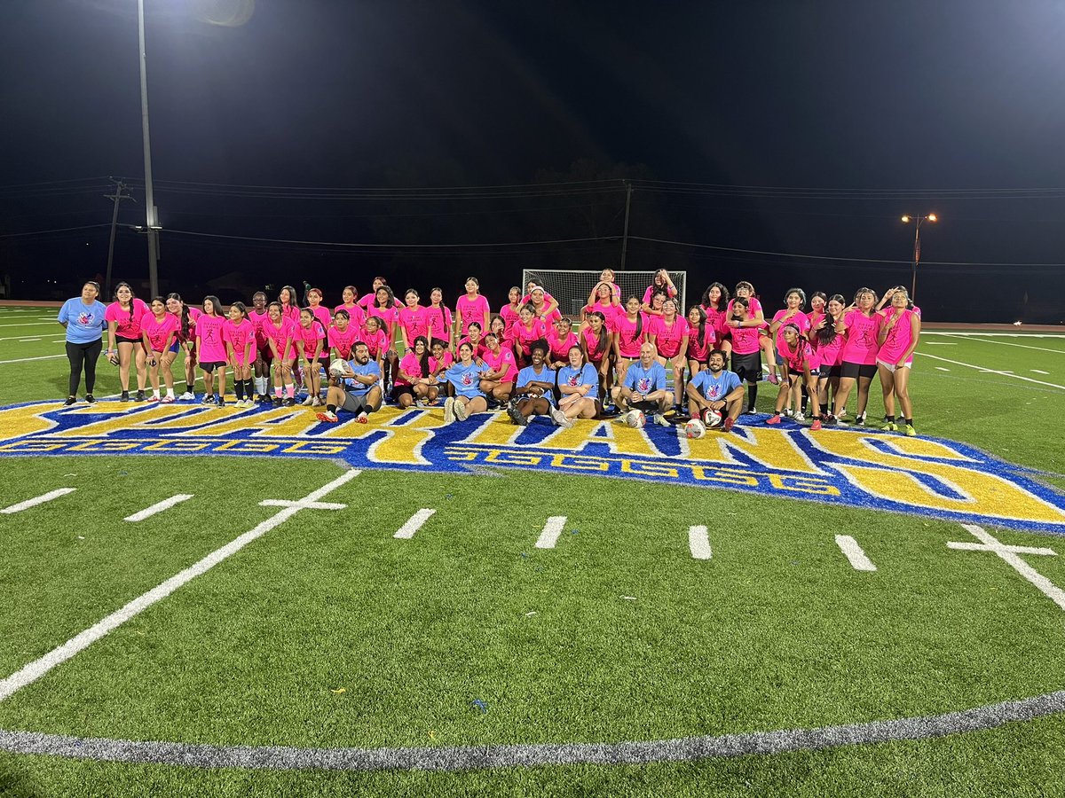 RubyGarzaDISD's tweet image. Thank you to the @dallasschools @wwsamuell @SamuellSoccer Valles coaches and @SteveDavis90 for their partnership to bring together a Pink-out Soccer Clinic led by female International soccer players from Mexico 🇲🇽 and Panama 🇵🇦 ⚽️🩷 @Region1DISD @THuittDISD @LauraRubioGarza