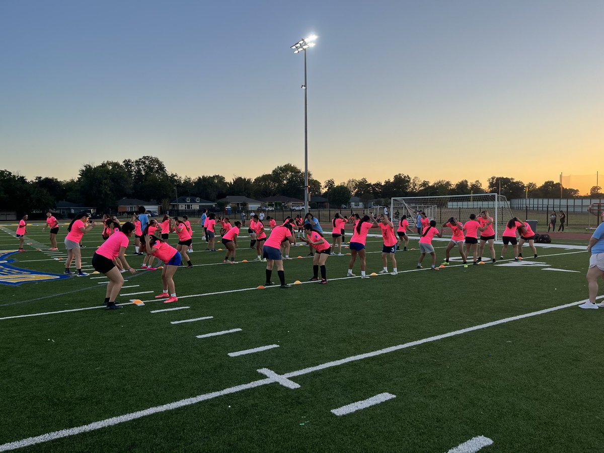 RubyGarzaDISD's tweet image. Thank you to the @dallasschools @wwsamuell @SamuellSoccer Valles coaches and @SteveDavis90 for their partnership to bring together a Pink-out Soccer Clinic led by female International soccer players from Mexico 🇲🇽 and Panama 🇵🇦 ⚽️🩷 @Region1DISD @THuittDISD @LauraRubioGarza