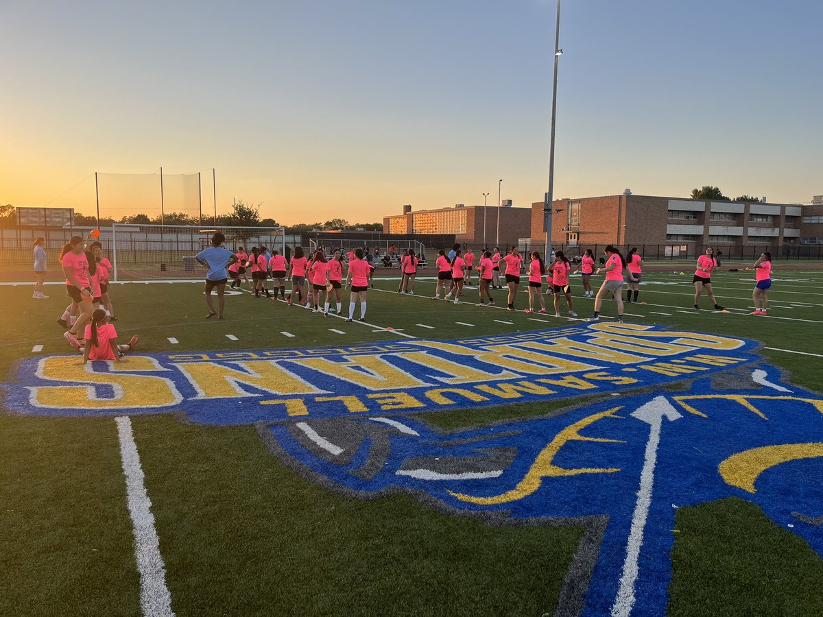 RubyGarzaDISD's tweet image. Thank you to the @dallasschools @wwsamuell @SamuellSoccer Valles coaches and @SteveDavis90 for their partnership to bring together a Pink-out Soccer Clinic led by female International soccer players from Mexico 🇲🇽 and Panama 🇵🇦 ⚽️🩷 @Region1DISD @THuittDISD @LauraRubioGarza