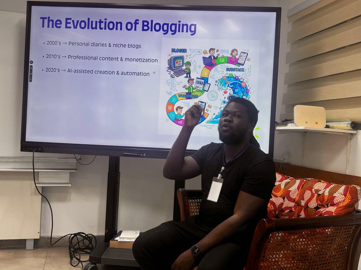 BloggingGhana's tweet photo. We are at this year's @writersPG #PaGya Literary Festival !🎉🎉 Emile Bondzie-Arthur presenting to participants on #blogging and content creation and challenges with AI. https://t.co/FaBGqSiVq6