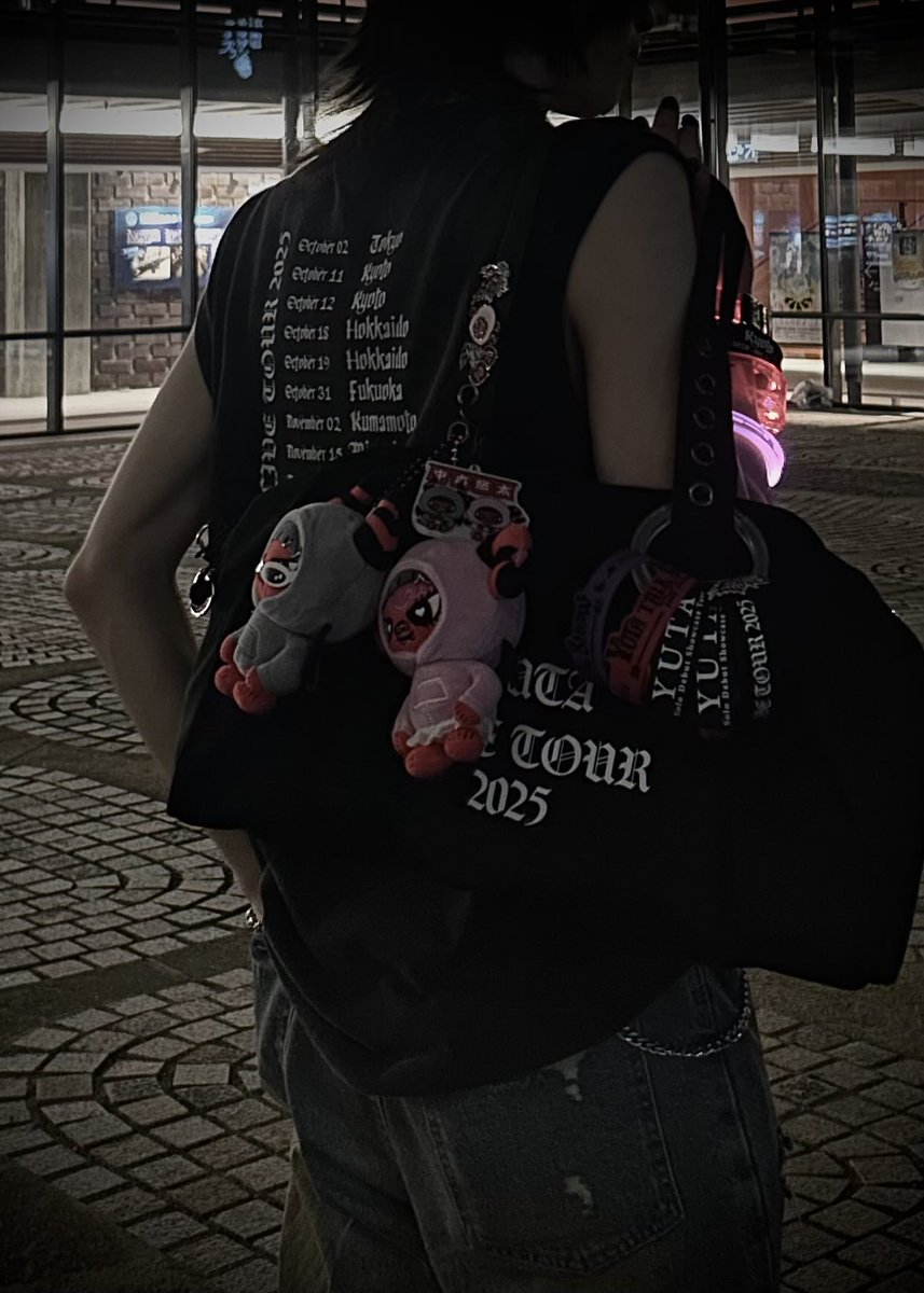 cdl_sr's tweet photo. 悠太さんグッズのセンスが神✨

男女共に使えるデザインで特にパーカー・タンクトップ・ブレスレット・バングルライトはメンズぶっ刺さりデザインで最高🔥

武道館のグッズ良い感じって言ってたみたいで楽しみ...

#YUTA_PERSONA_TOUR
#YUTA_PERSONA https://t.co/VTtzc8kWcs