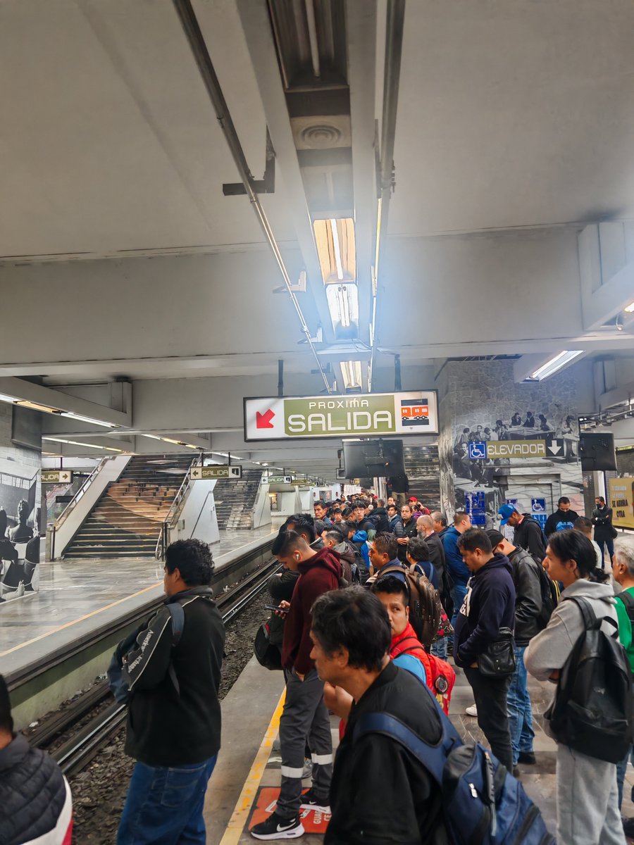 kike9595's tweet photo. @MetroCDMX por que el metro no llega en linea 3? Ya se juntó muchísima gente para ser sábado antes de las 7 AM https://t.co/XzqJpxgQy6