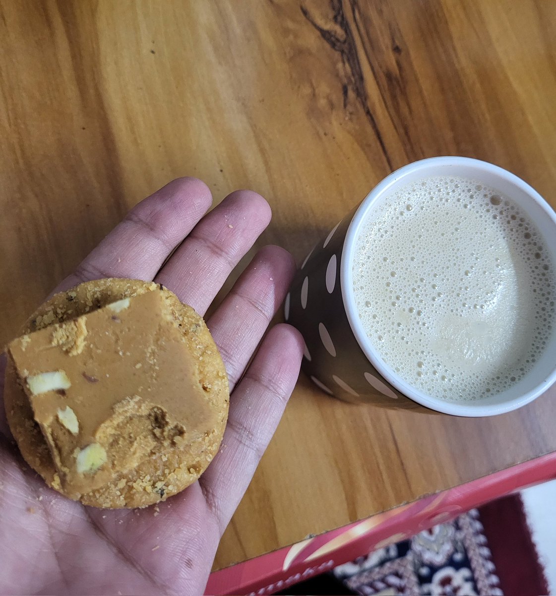 V9vek's tweet photo. Besan Barfi and Punjabi Matthi
With doodh....omg https://t.co/Rulur36M2L