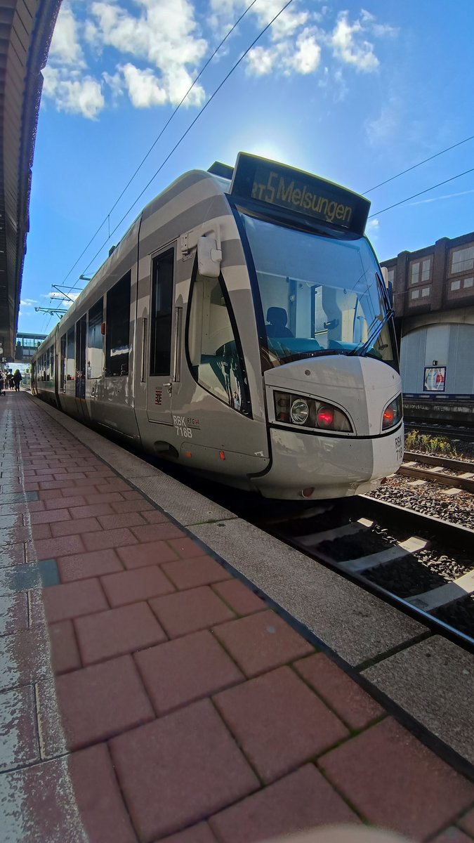 ¿Es un tranvía?
¿Es un Tren Regional?
Sí. 
El RegioTram de Kassel (🇩🇪) es un híbrido que funciona como tranvía en el casco histórico, pero después se sube a las vías de la red de ferrocarril nacional para alcanzar los pueblos vecinos.