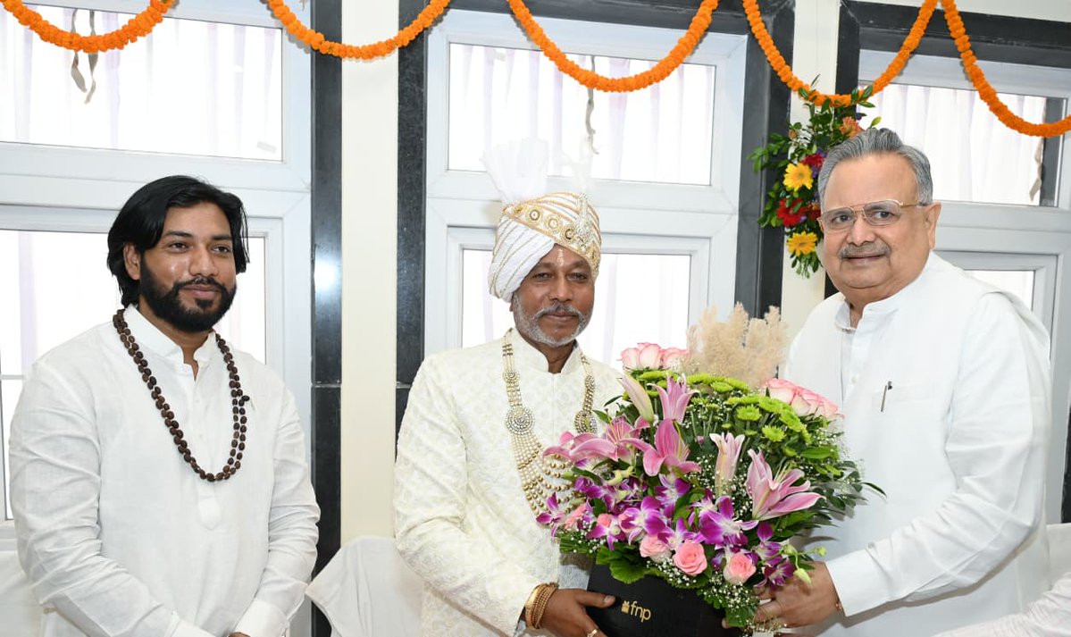 drramansingh's tweet image. आज माननीय मुख्यमंत्री श्री @vishnudsai जी एवं खाद्य मंत्री श्री @DayalDasBaghel जी के साथ कौशल विकास मंत्री श्री @Khushwantguru जी के नवा रायपुर स्थित निवास के गृह प्रवेश कार्यक्रम में सम्मिलित हुआ।
इस अवसर पर उनके पूज्य पिता, राजागुरु व धर्मगुरु गुरु बालदास साहेब जी के जन्मदिवस…