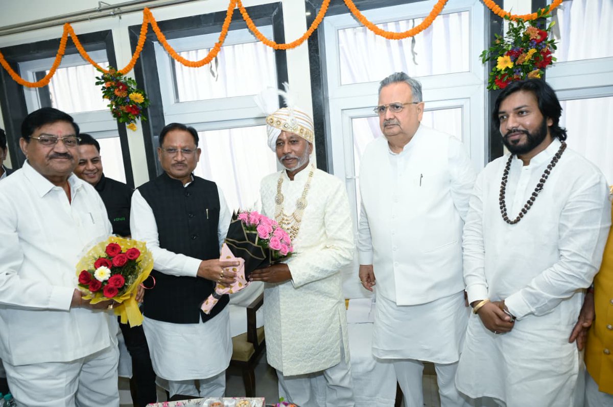 drramansingh's tweet image. आज माननीय मुख्यमंत्री श्री @vishnudsai जी एवं खाद्य मंत्री श्री @DayalDasBaghel जी के साथ कौशल विकास मंत्री श्री @Khushwantguru जी के नवा रायपुर स्थित निवास के गृह प्रवेश कार्यक्रम में सम्मिलित हुआ।
इस अवसर पर उनके पूज्य पिता, राजागुरु व धर्मगुरु गुरु बालदास साहेब जी के जन्मदिवस…