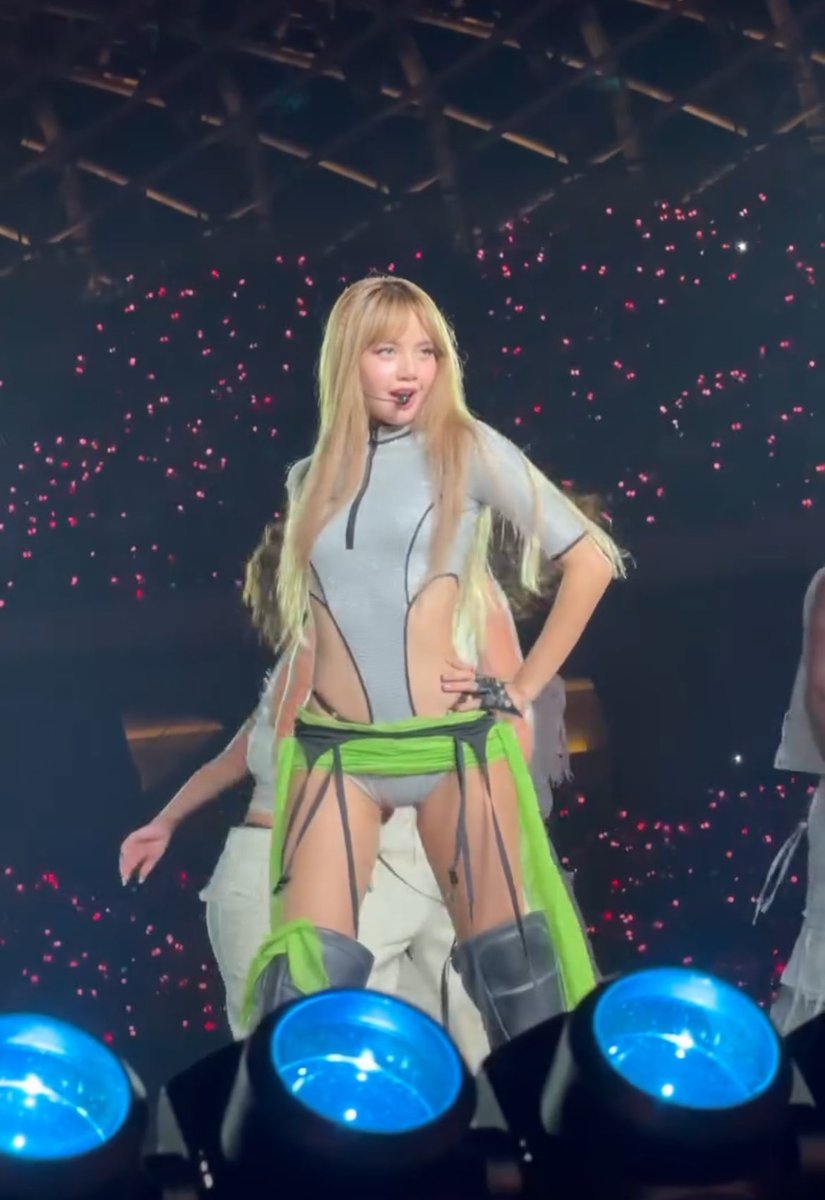 Lisa served again 😎🔥

LISA ROARS KAOHSIUNG 
#DEADLINEinTaiwan_LISA
#BLACKPINK_DEADLINE