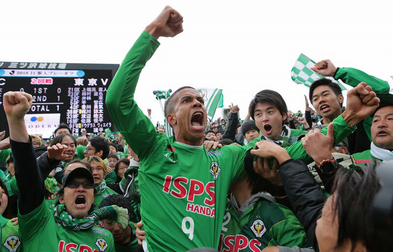 昨季まで #サンフレッチェ広島 に所属していたFW #ドウグラスヴィエイラ が現役引退を発表✅

37歳の彼は現在フリー。
2016シーズンに #東京ヴェルディ へ加入し3年間プレー、J2通算108試合37ゴールを記録し広島へ移籍。19シーズンから6シーズン在籍し、170試合41ゴールをマークした。