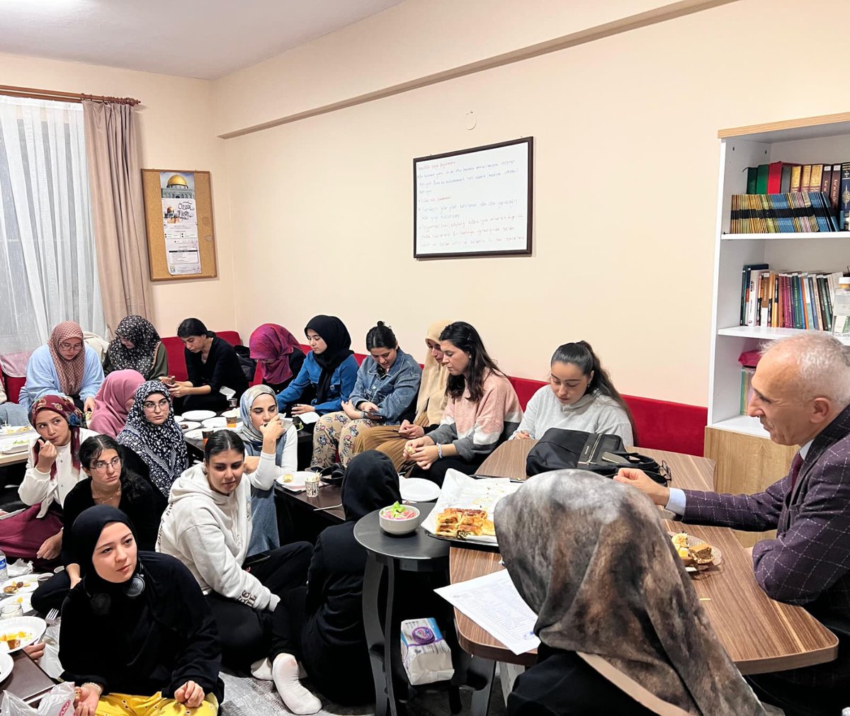 PAÜ Doç. Dr. Gencal Şenyayla ile birlikte 'Gençlik ve Hoş Sadalar' konusu üzerine hasbihal edip keyifli bi akşam geçirdik.💫

📍Biruni Yurdu