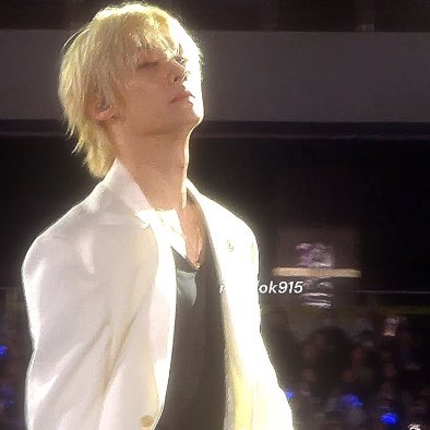 bokisfreckless's tweet photo. HES LITERALLY GLOWING…..LEE KNOW MY BEAUTIFUL STAR https://t.co/3AqWvXq1KL