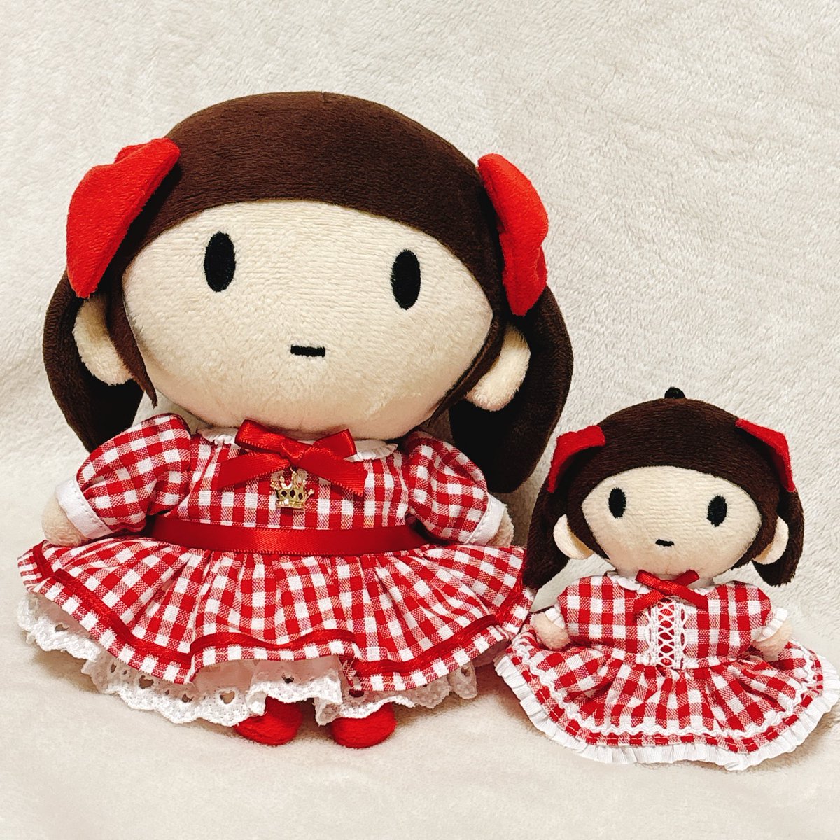 去年の春にぬい服作り始めたときと同じ赤ギンガムでワンピース比較

最初に比べたら凝ったデザインで作れるようになった気がする🙂‍↕️

←旧　　新→