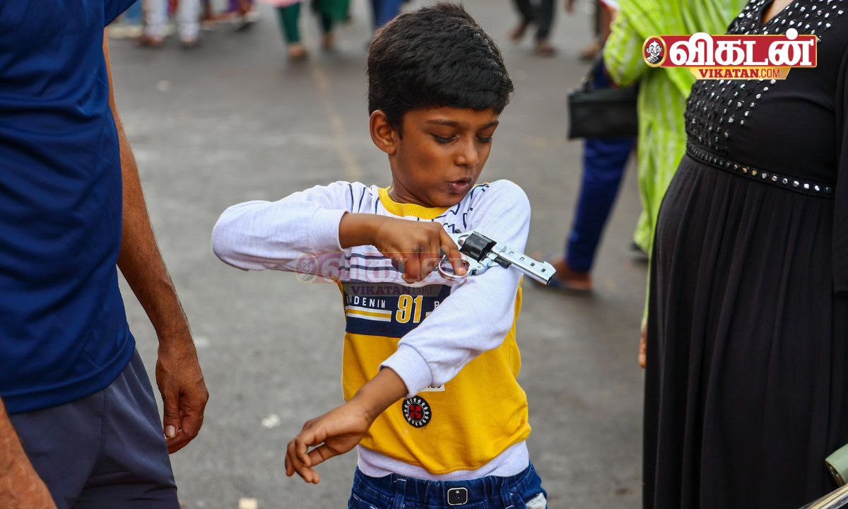 vikatan's tweet photo. சென்னை தீவுத்திடலில் தீபாவளியை முன்னிட்டு விறுவிறுப்பாக நடைபெற்று வரும் பட்டாசு விற்பனை. ஆர்வமுடன் பட்டாசுகளை வாங்கிச் செல்லும் பொதுமக்கள்!
படங்கள்: வெ.நரேஷ்குமார்
#Chennai | #Theevuthidal | #Deepavali | #Vikatan https://t.co/Rv2TKV8HIF