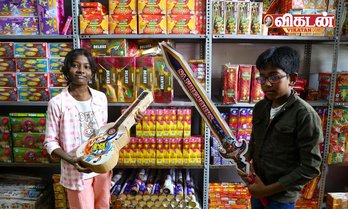 vikatan's tweet photo. சென்னை தீவுத்திடலில் தீபாவளியை முன்னிட்டு விறுவிறுப்பாக நடைபெற்று வரும் பட்டாசு விற்பனை. ஆர்வமுடன் பட்டாசுகளை வாங்கிச் செல்லும் பொதுமக்கள்!
படங்கள்: வெ.நரேஷ்குமார்
#Chennai | #Theevuthidal | #Deepavali | #Vikatan https://t.co/Rv2TKV8HIF