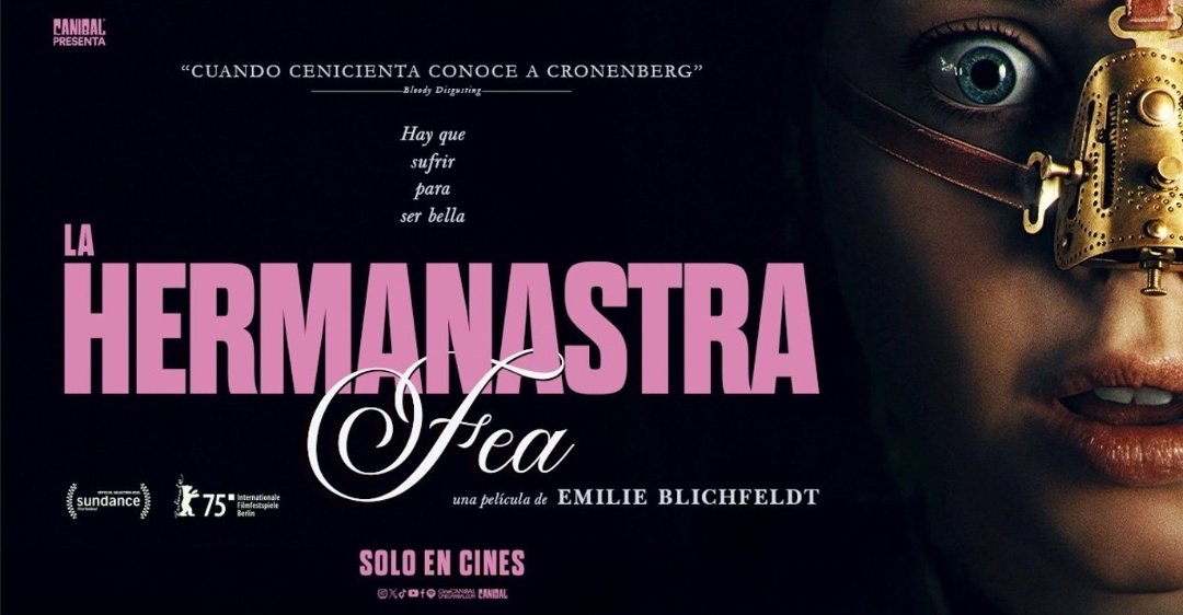 #DenStyggeStesøsteren es una propuesta tremendamente audaz que reinterpreta el mítico cuento de la Cenicienta con una puesta en escena extravagante y sumamente visceral, y una narrativa que pone a prueba al espectador en todo momento. Inherentemente retorcida, la ópera prima de