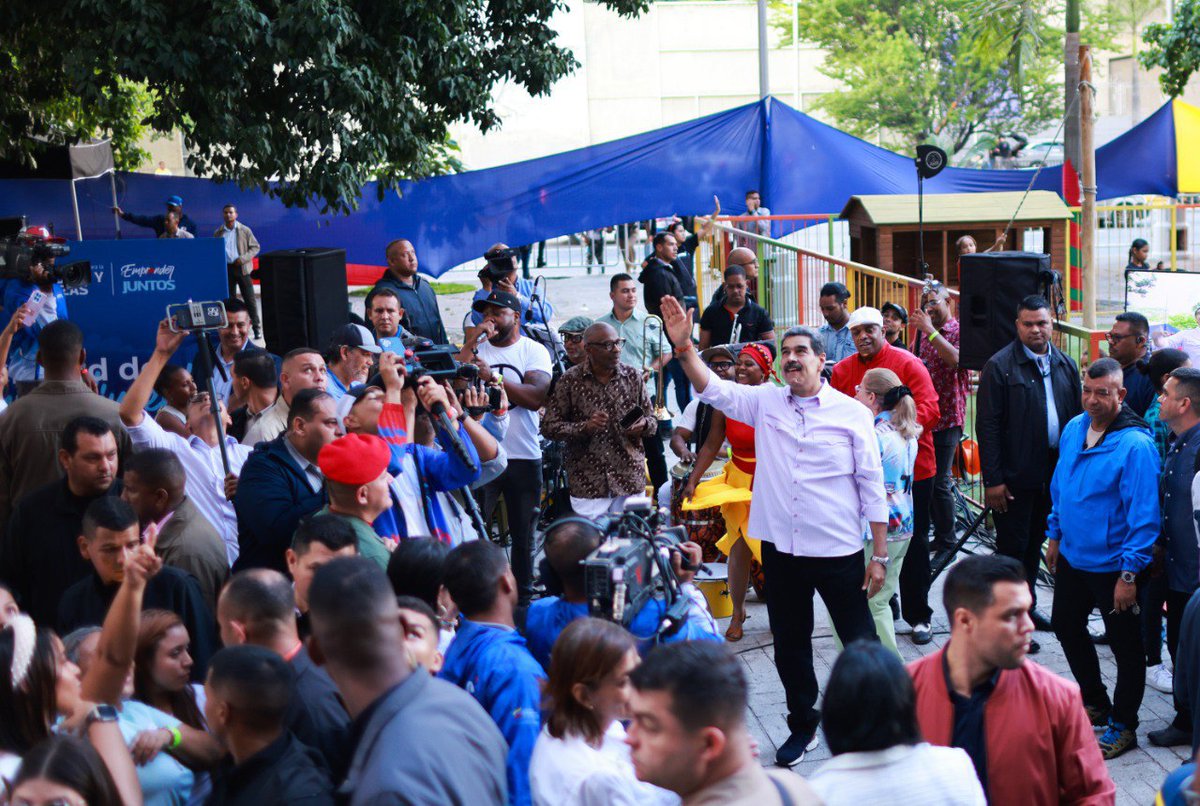 Skimberly_28's tweet image. El presidente @NicolasMaduro destaca el éxito del nuevo modelo de gestión comunal: poder popular organizado, productivo y protagonista del desarrollo. ¡La comuna es el camino! 🇻🇪 #GestiónComunal #PoderPopular #Venezuela #PRELEMI
fusernews.com/presidente-mad…