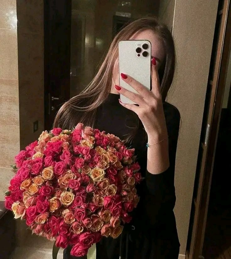 أنتِ_الورد_في_حديقتي
و أنا_النحلة_التي_تتنفس_عطرك.🖤🥀