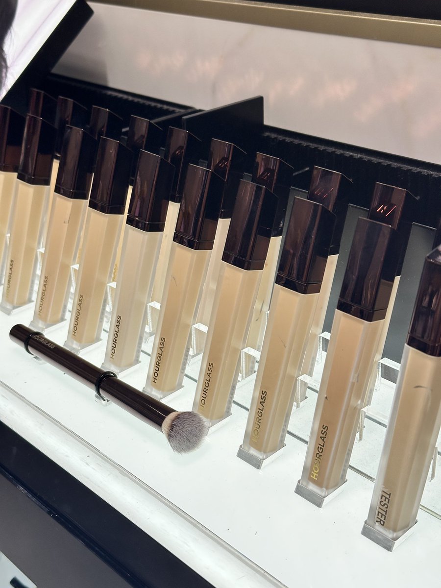 คอนซีลเลอร์ hourglass แค่900กว่า พิกัดที่คิงรางน้ำ คือขายดีแค่ไหนก็ดูเอา ของหมดไปเลย😂  สืบทราบมาว่าจะมีของมาเติมอีก และตอนนี้หมวดบิวตี้เขาลด 36% หลายแบรนด์คือราคาดีกว่าที่เคยเห็น คุ้มมากกก ลดแค่ 17-23 ตุลานี้น้า